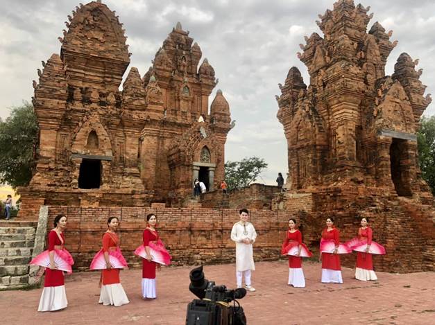 Đoàn làm phim VTV8 thực hiện chương trình “quyến rũ Việt Nam” quảng bá các điểm du lịch Ninh Thuận 