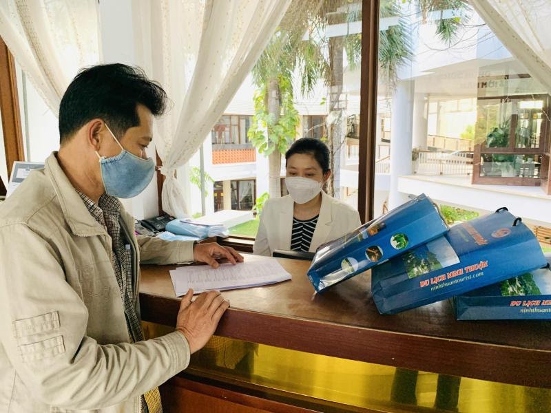 Trung tâm Thông tin xúc tiến du lịch Ninh Thuận gửi các ấn phẩm du lịch đến doanh nghiệp du lịch trong tỉnh