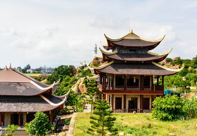 Tham quan vãng cảnh tuyệt đẹp những ngôi chùa ở Ninh Thuận