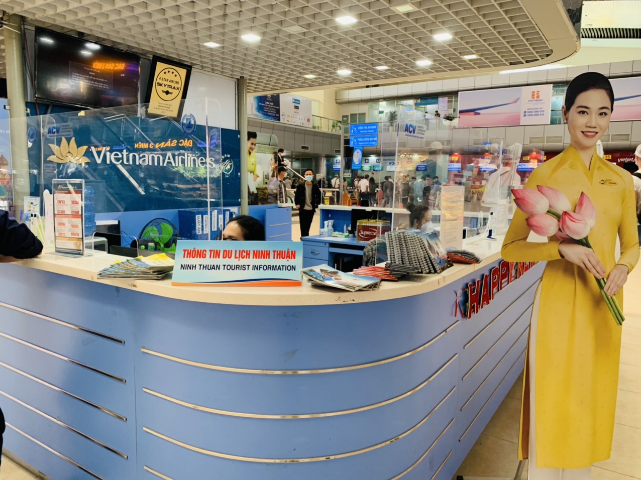 Introducing Ninh Thuan tourism publications at Cam Ranh airport in 2023