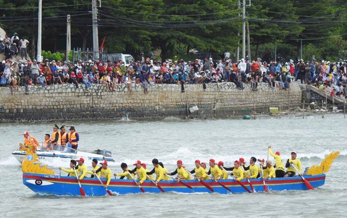 Hơn 200 ngư dân tưng bừng tranh giải đua thuyền tại Ninh Thuận