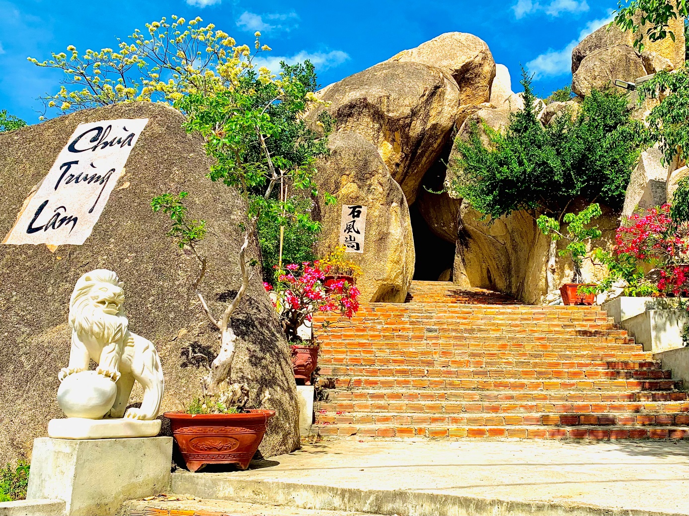 The unique beauty of Trung Lam pagoda at Da Chong mountain