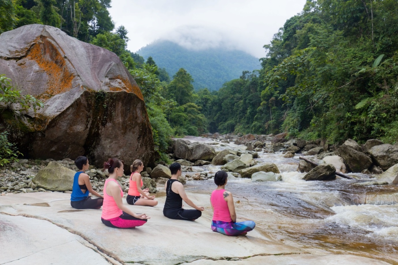 Sự kết hợp thú vị giữa những dòng suối thiên nhiên và Yoga