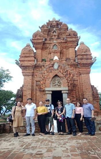 Ninh Thuận:  Hướng dẫn các Đại biểu Quốc hội và Ban quản lý khu du lich tỉnh Tuyên Quang tham quan các điểm du lịch tại Vườn quốc gia Núi Chúa, vườn nho Thái An và Tháp PôKlong Garai