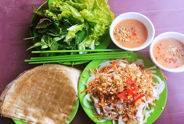 Ninh Thuan: Enjoying &quot;Ninh Chu deep herring salad&quot; makes tourists infatuated