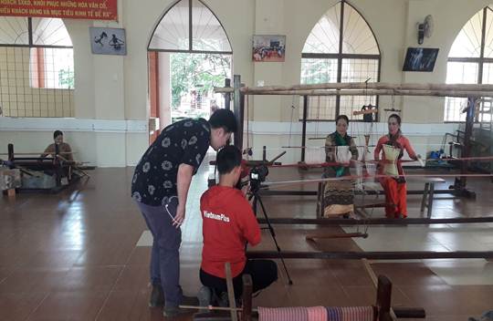 Ninh Thuận: Đoàn báo điện tử Vietnamplus thực hiện phóng sự hình về danh lam thắng cảnh và nghề dệt, nghề gốm của đồng bào Chăm