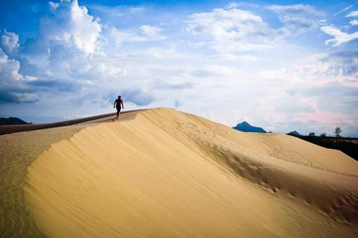 Discover the magical sand and wind desert dance
